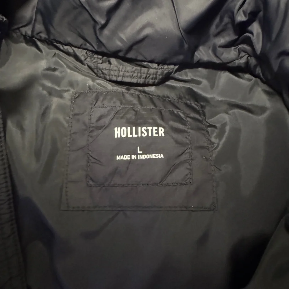 Hollister Black Puffer Jacket with Stand-Up Collar - Picture 5 of 5
